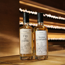 ✨ Découvrez les Whiskies Benjamin Kuentz ! 

Parmi notre sélection exceptionnelle de spiritueux, les whiskies Benjamin Kuentz se distinguent par leur audace et leur raffinement. Chaque cuvée incarne un savoir-faire unique, maîtrisant parfaitement l'art de l'assemblage.

Des whiskies qui séduiront à coup sur les amateurs de spiritueux, promettant une expérience gustative inoubliable ! 

#lescavesdetaillevent #taillevent #cave #caveparis #whisky #benjaminkuentz #cave #maisonbenjaminkuentz