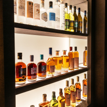 Face à notre sélection d'exception de spiritueux, le dilemme est de mise : Cognac, whisky, rhum, gin... Quel sera votre choix ? Quelle que soit votre préférence, une dégustation inoubliable vous attend ! 

📸 Arbes Food 

#lescavesdetaillevent #taillevent #cave #caveparis #spiritueux #cognac #whisky #rhum #gin #degustation