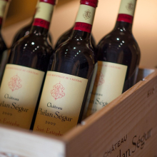 Une sélection exquise parmi les joyaux des vignobles bordelais… 

📸 Anne-Emmanuelle Thion 

#lescavesdetaillevent #taillevent #cave #caveparis #vin #phelansegur #vinsdebordeaux #chateauphelanségur #winetasting #wine